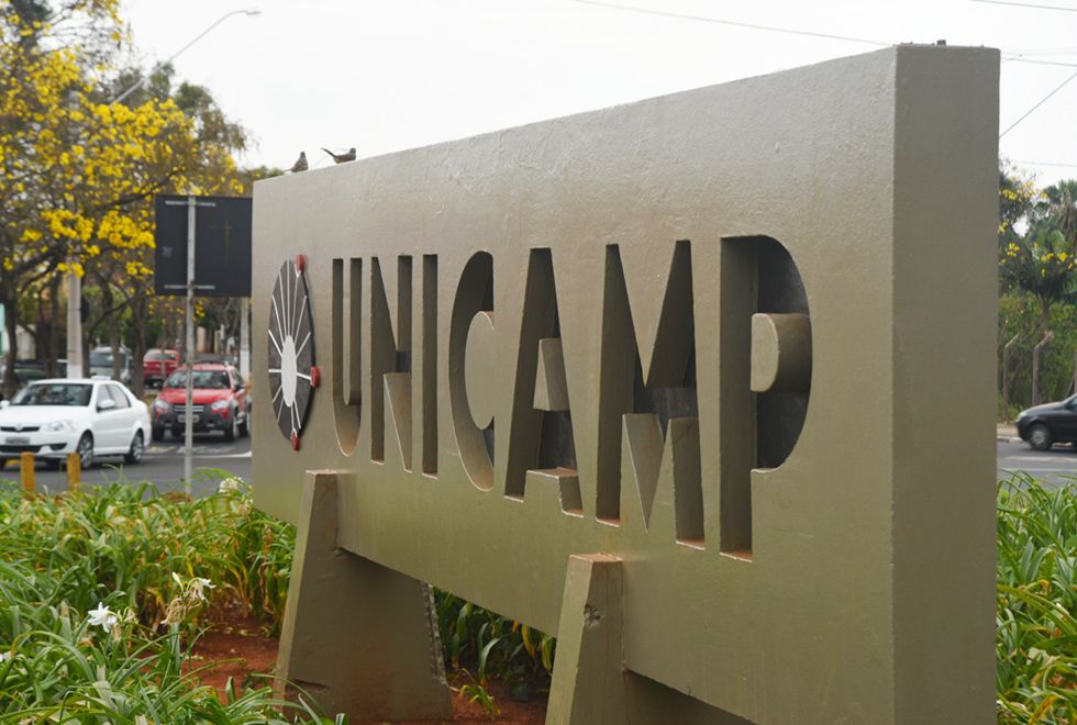 Letreiro de concreto da Unicamp na entrada do campus